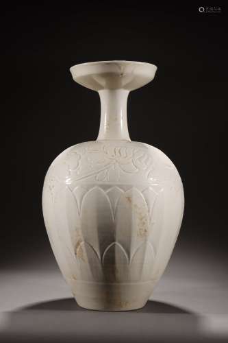 Ding Kiln Vase with Plate-shaped Mouth