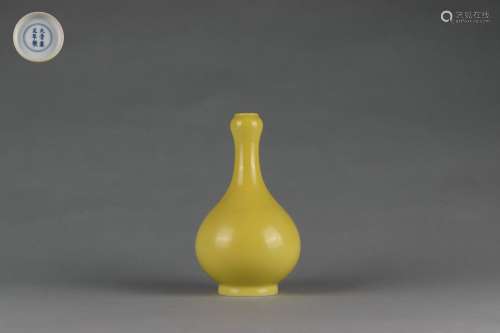 Yellow Glazed Garlic-shaped Vase, Yongzheng Reign Period, Qi...