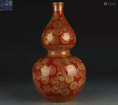 Red Gourd Bottle with Gold and the Pattern of Ball and Flowe...