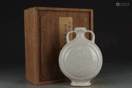 Guan Kiln Flat Bottle in Qing Qianlong Dynasty