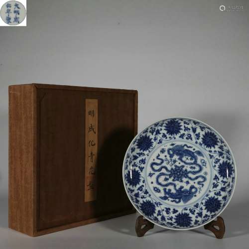 Blue-and-white Plate with the Pattern of Lion Rolling Hydran...