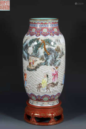 Red Famille Rose Bottle with the Pattern of Lotus in Qing Qi...