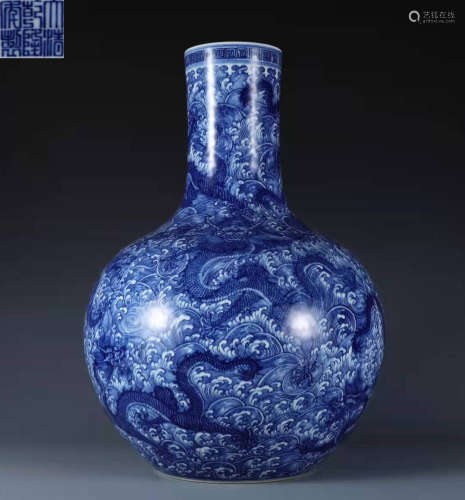Blue -and-white Bottle with the Pattern of Dragon in the Qin...