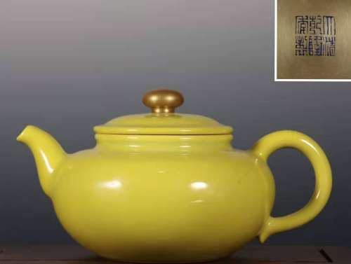 Single -color Glaze Ewer with Yellow Ground in the Qing Qian...
