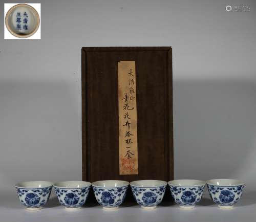 A Set of Blue-and-white Tea Cup with the Pattern of Flowers