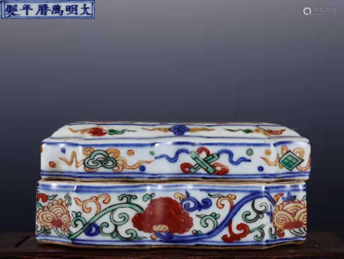 Colorful Cover Box with Dragon Pattern in the Ming Wanli Dyn...