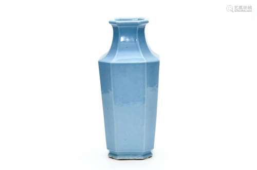 An Octgonal Vase with Yongzhen Mark