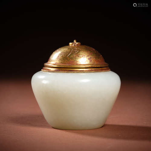 Hetian jade gilt vase from the Qing Dynasty