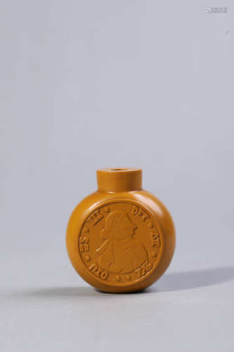 Carved Agate Coin-Form Snuff Bottle