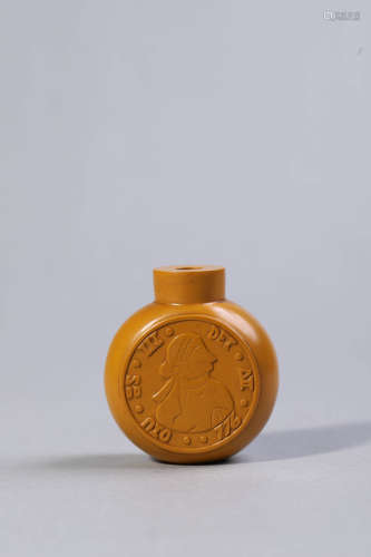 Carved Agate Coin-Form Snuff Bottle