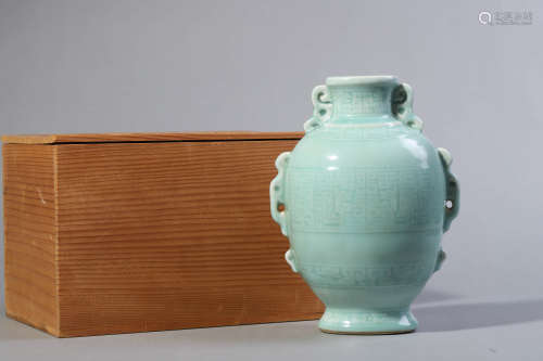 Celadon Glaze Kuilong Vase
