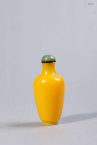 Carved Yellow Glass Snuff Bottle
