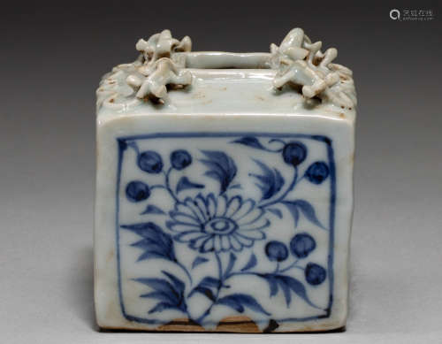 Chinese Yuan dynasty blue and white brush wash