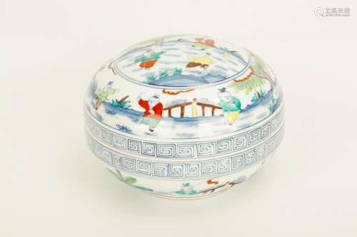 A CHENGHUA-STYLE DOUCAI PORCELAIN BOX WITH THE BASE MARKED W...