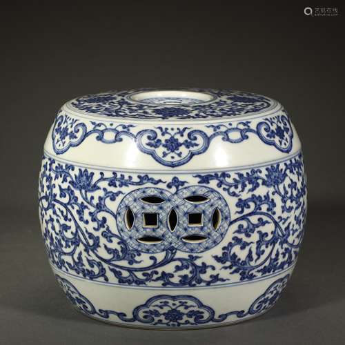 Blue and white flowers fortune vase