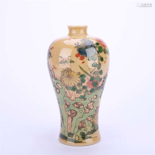 米黄釉粉彩花卉纹梅瓶