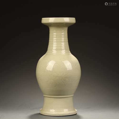 Celadon ribbed carved disc bottle