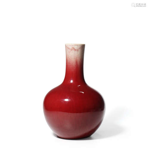 清  红釉天球瓶