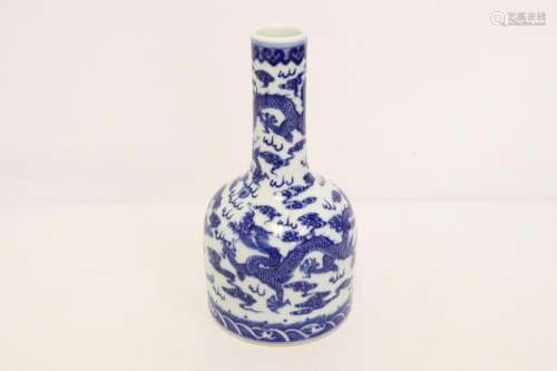 Fine Chinese blue and white porcelain vase