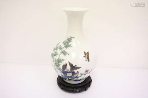 Fine Chinese famille rose porcelain bottle vase