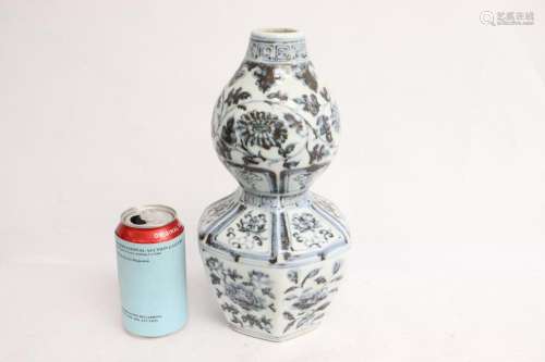 Chinese b&w porcelain gourd shaped vase