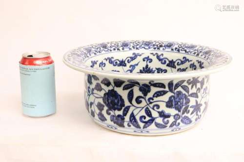 Fine large Chinese blue and white porcelain basin