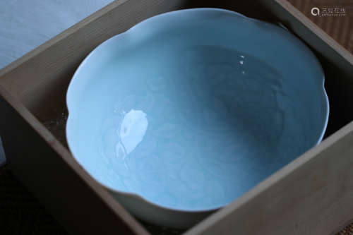 青瓷刻花钵皿