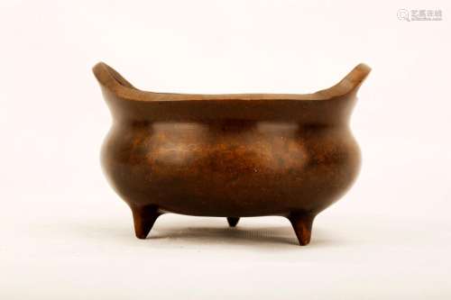 A BRONZE TRIPOD CENSER WITH THE BASE MARKED TWO-CHARACTER.J0...