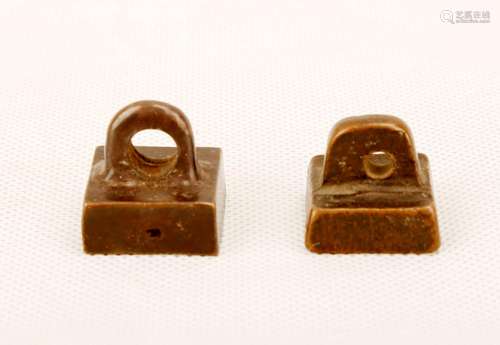 (2) A PAIR OF BRONZE SEALS.J083.