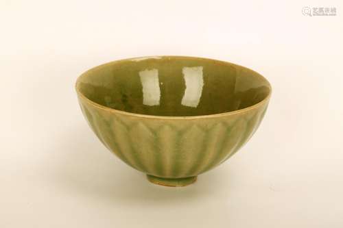 A LONGQUAN CELADON BOWL DESIGNED WITH LOTUS PATTERN.C607.