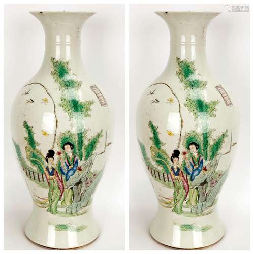 (2) A PAIR OF FAMILLE ROSE PORCELAIN VASES.C612.