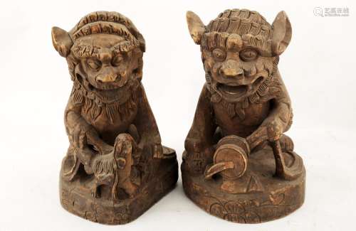 (2) A PAIR OF CHINE LIONS WOODEN STATUE.