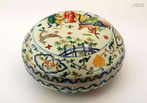 CHINA WUCAI FIGURE PORCELAIN BOX AND COVER. WITH DA MING XUA...