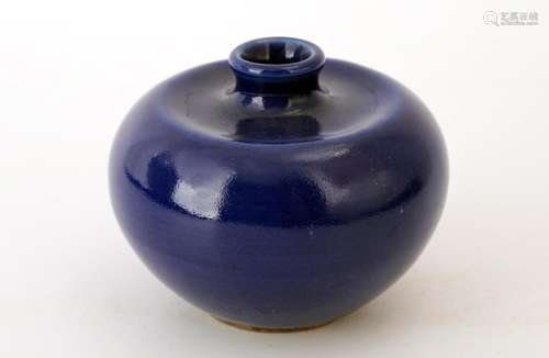 A BLUE-GLAZED PORCELAIN WATER DROPPER.