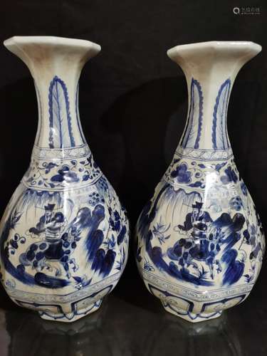 Pair of Chiense Blue and WhitePorcelain Vase