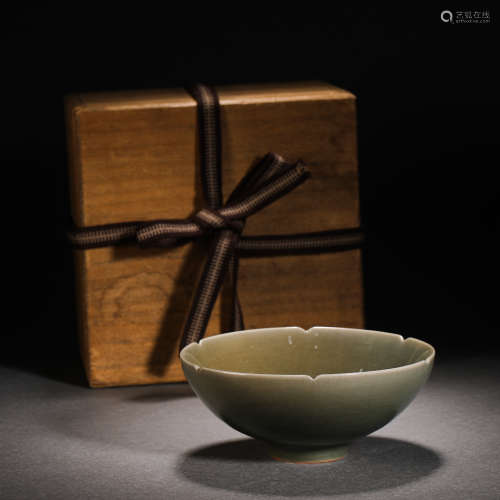 Song Dynasty Celadon Flower Mouth Bowl