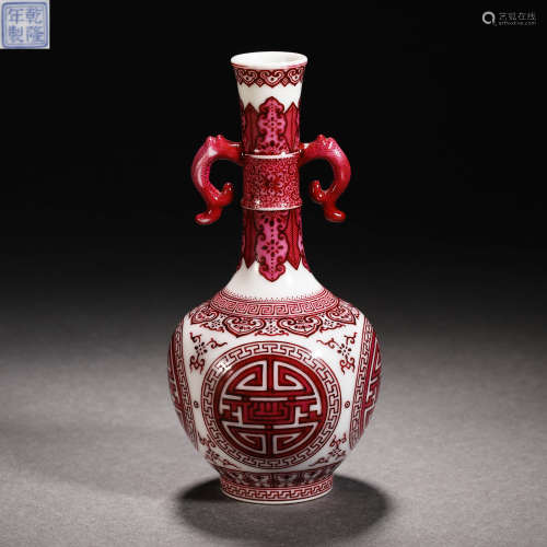 Qing Dynasty Porcelain vase with famille rose and 
