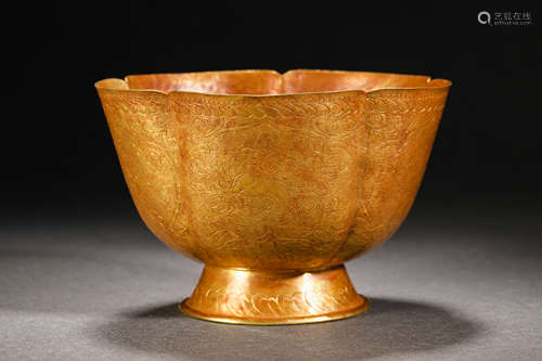 A large gold bowl with animal patterns in the Qing Dynasty