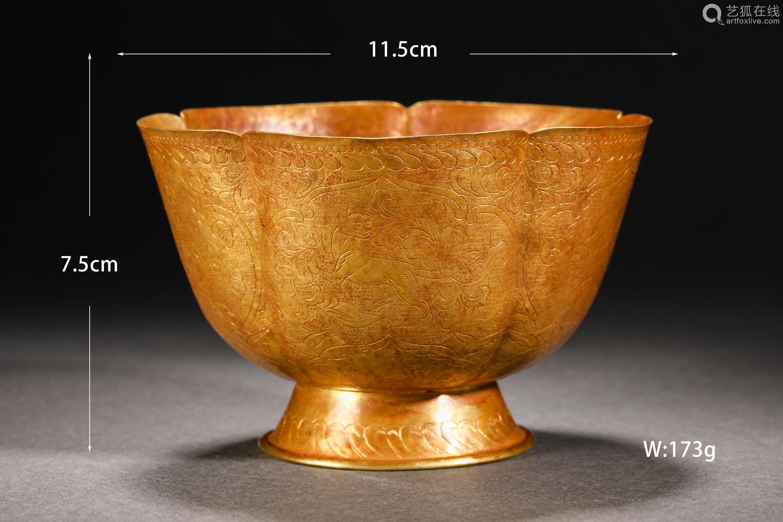 A large gold bowl with animal patterns in the Qing Dynasty