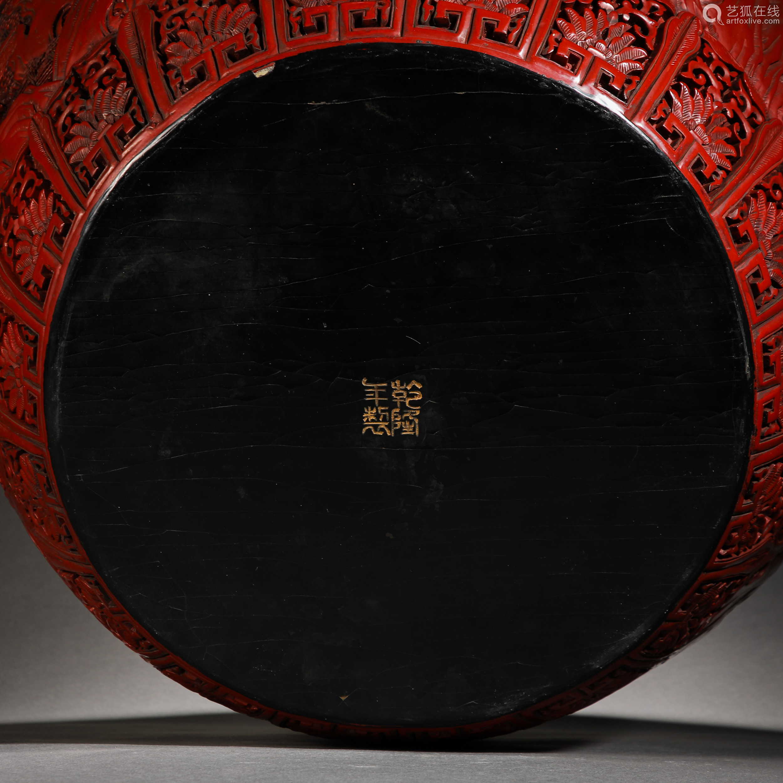 Qing dynasty red tinted large jar with flower pattern