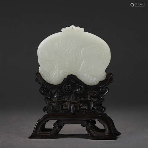 A JADE CARVED ELEPHANT SHAPED TABLE SCREEN