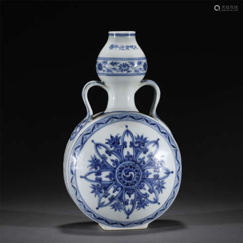 A BLUE AND WHITE PORCELAIN FLASK VASE,XUANDE