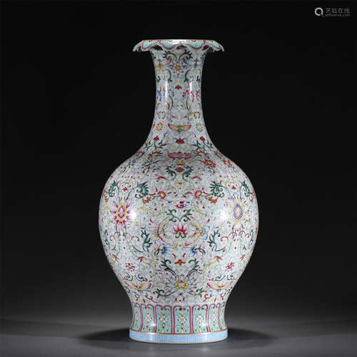 A FAMILLE ROSE PORCELAIN VASE,QIANLONG