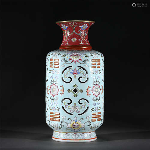 A FAMILLE ROSE PORCELAIN VASE,QIANLONG