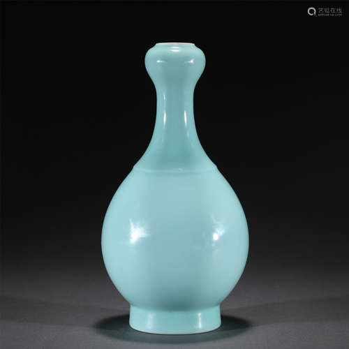 A TURQUOISE GLAZE PORCELAIN VASE,YONGZHEN