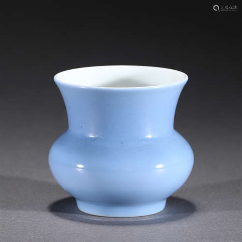 A SKYBLUE GLAZE PORCELAIN VASE,YONGZHENG