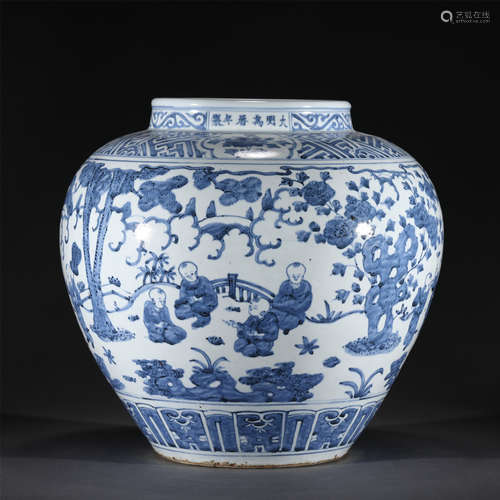 A BLUE AND WHITE PORCELAIN JAR,MING