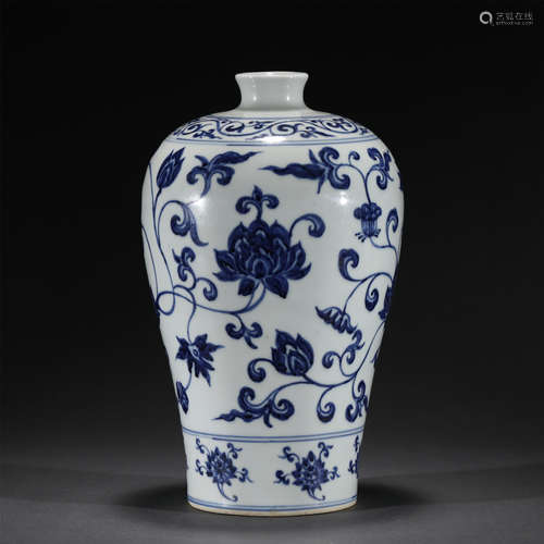 A BLUE AND WHITE PORCELAIN VASE,MING