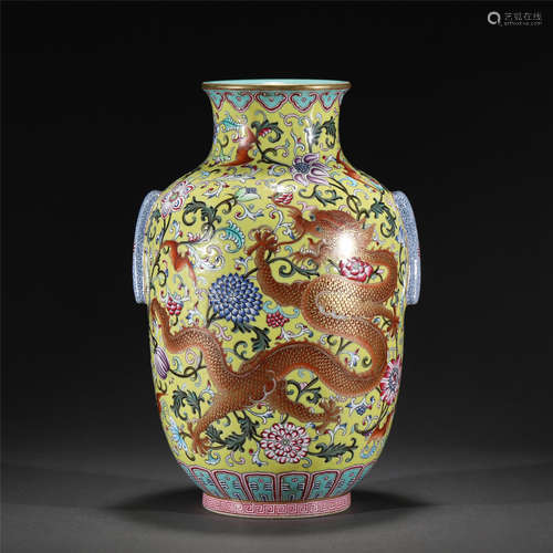 A FSMILLE ROSE IRON RED GLAZE PORCELAIN DRAGON VASE,QIANLONG