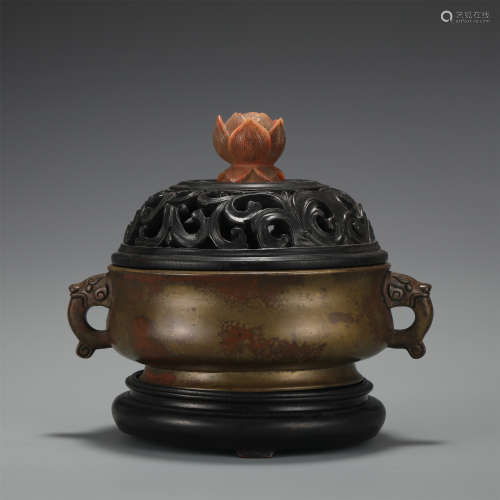 A BRONZE ROUND CENSER WITH COVER